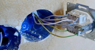 Монтаж проходного выключателя от 560 руб. в Угличе